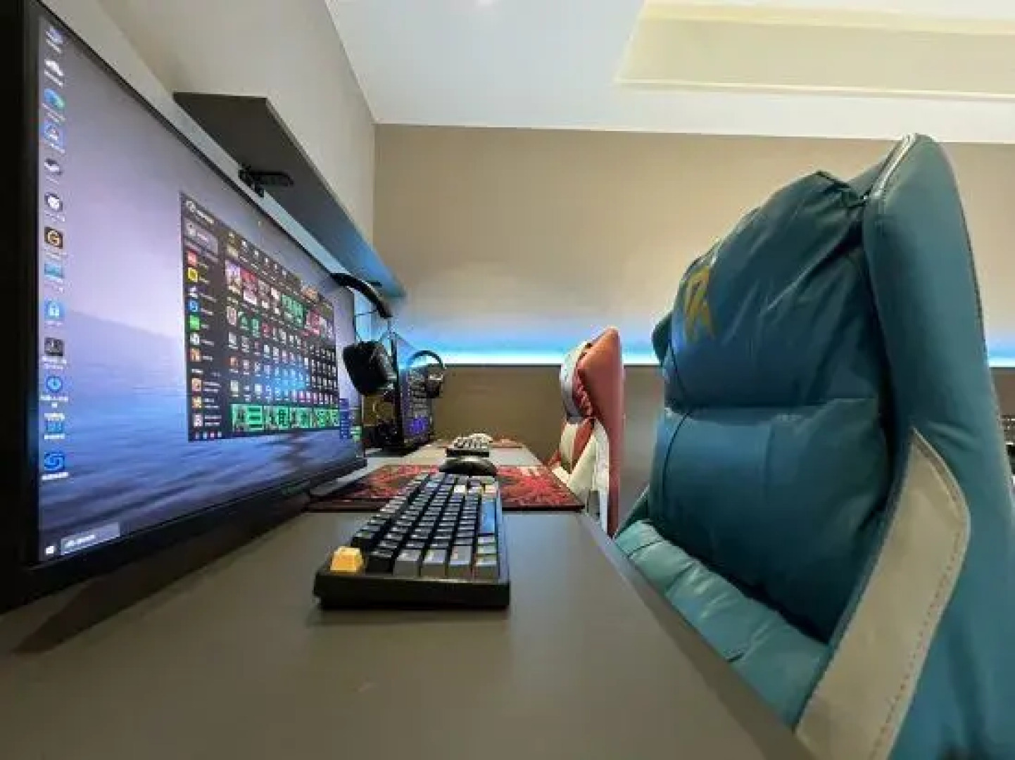 AITE E-sports Hotel (Gushi Xinhe Century City Shopping Plaza)