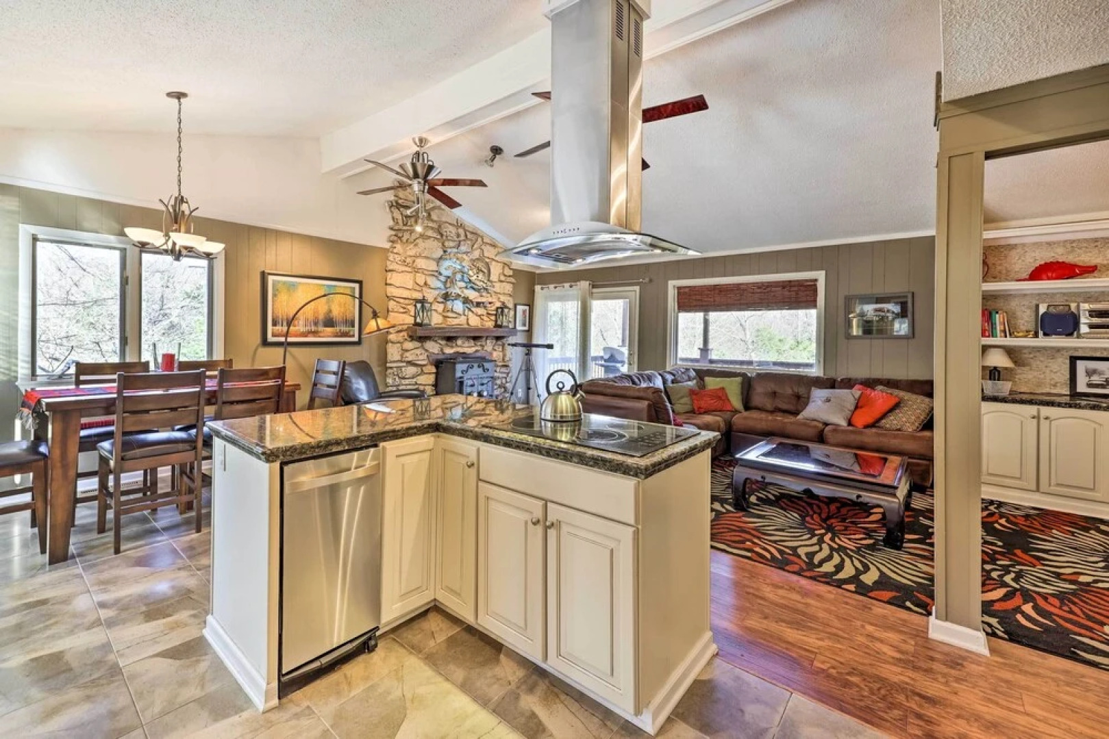 Holiday Island Home: Hot Tub & Wood Stove!