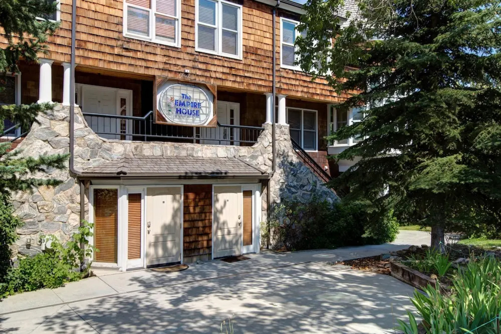 2BR Empire House Condo by RedAwning