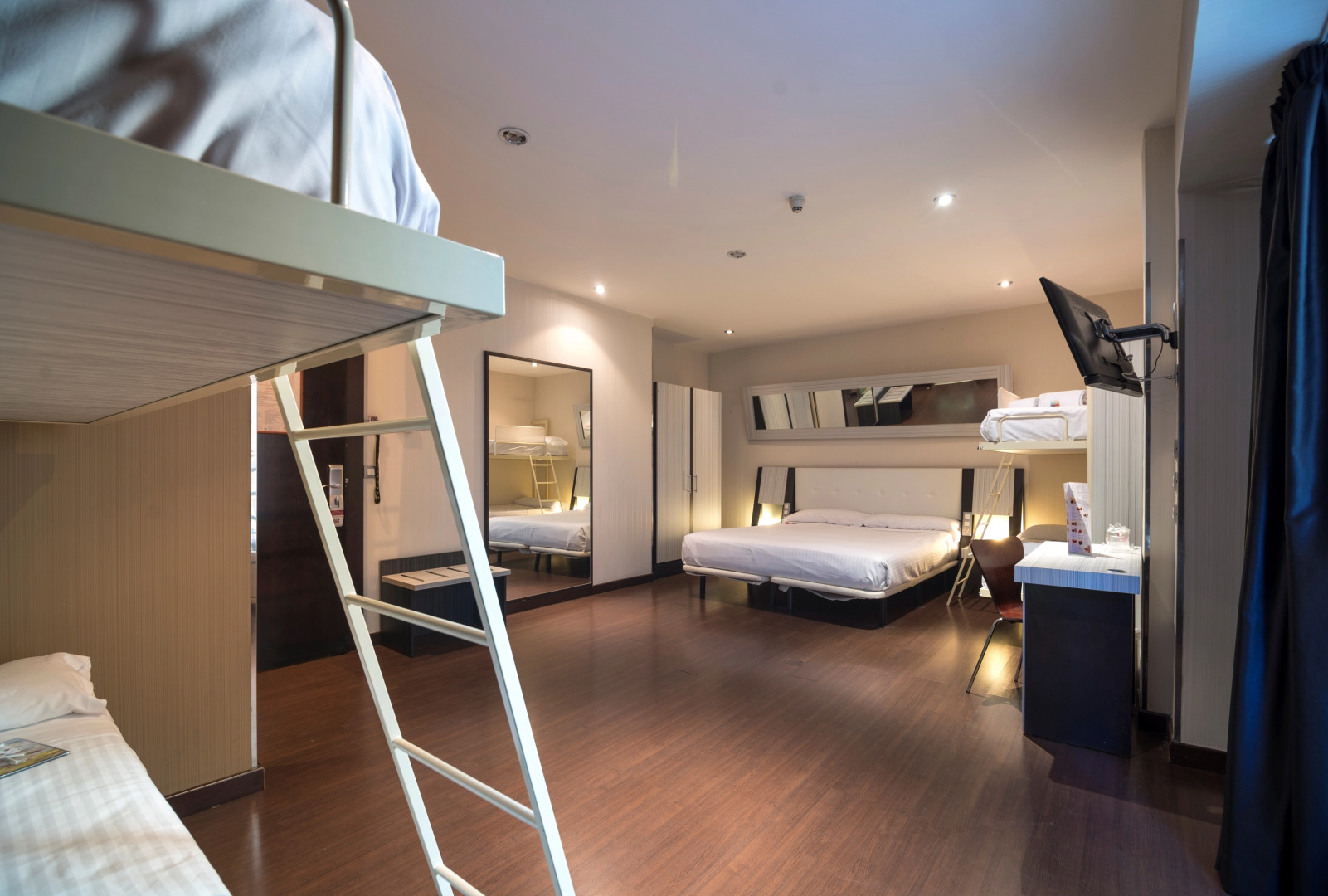 Отель Petit Palace Triball