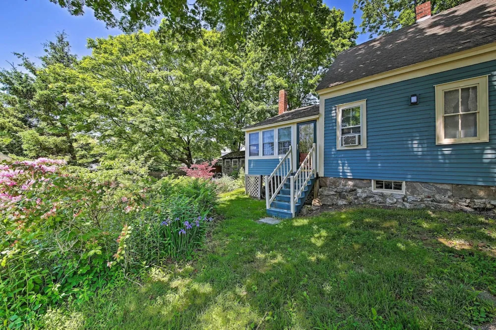 Charming Cottage w/ Patio, Walk to Boothbay Harbor