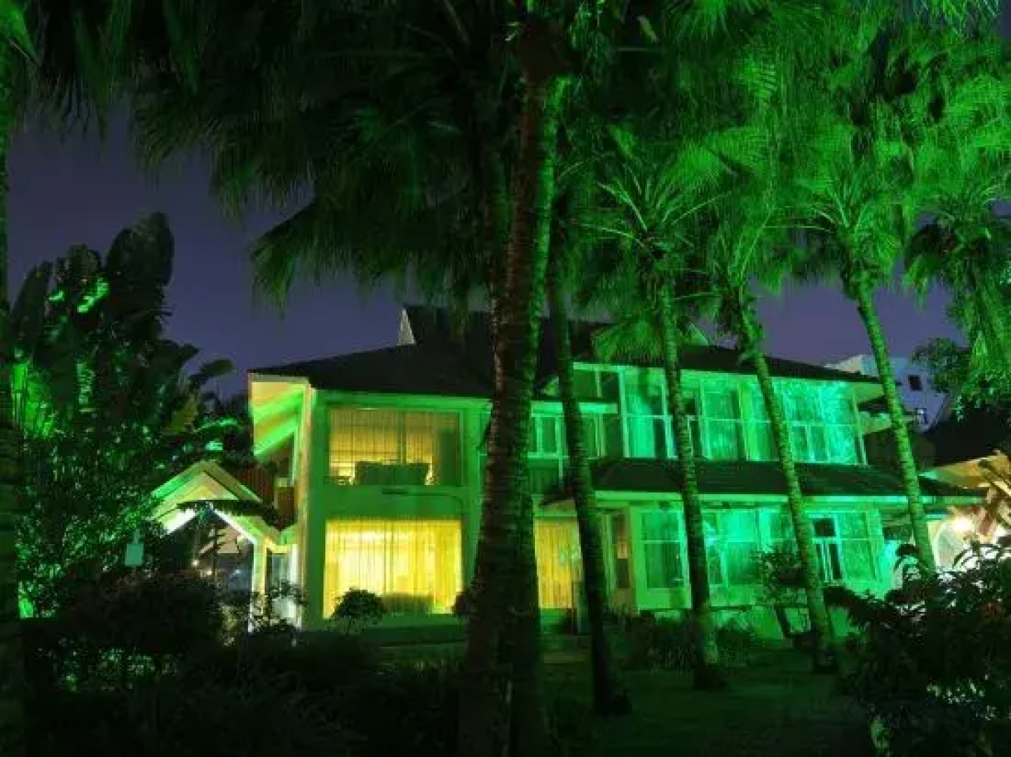 Crown Hotel Jinghong (Aegean Sea Shopping Mall & Water-Splashing Square Branch)