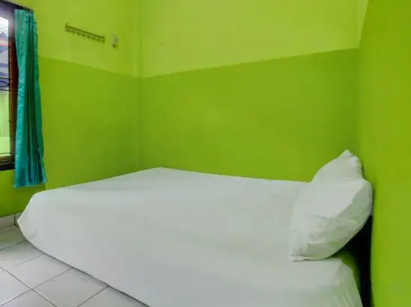 Oyo Life 92829 Kos Insan Madani