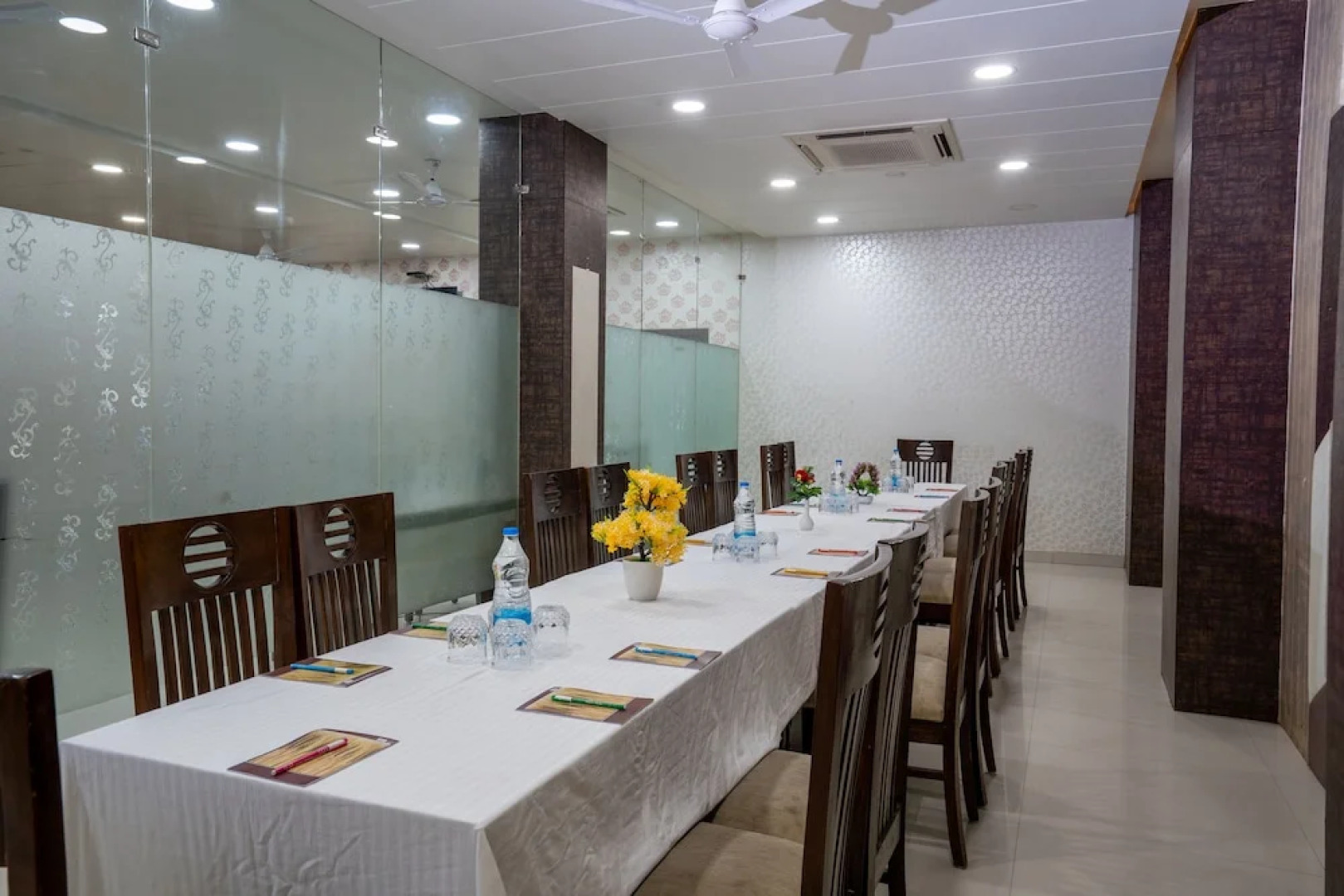 OYO 8955 Hotel Bobina