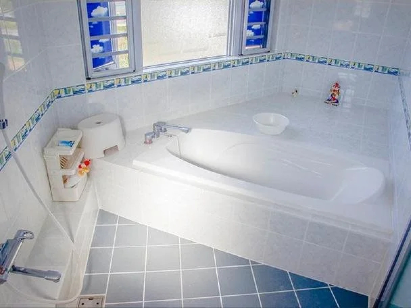 OOZI Resort Condo Hotel & Cafe