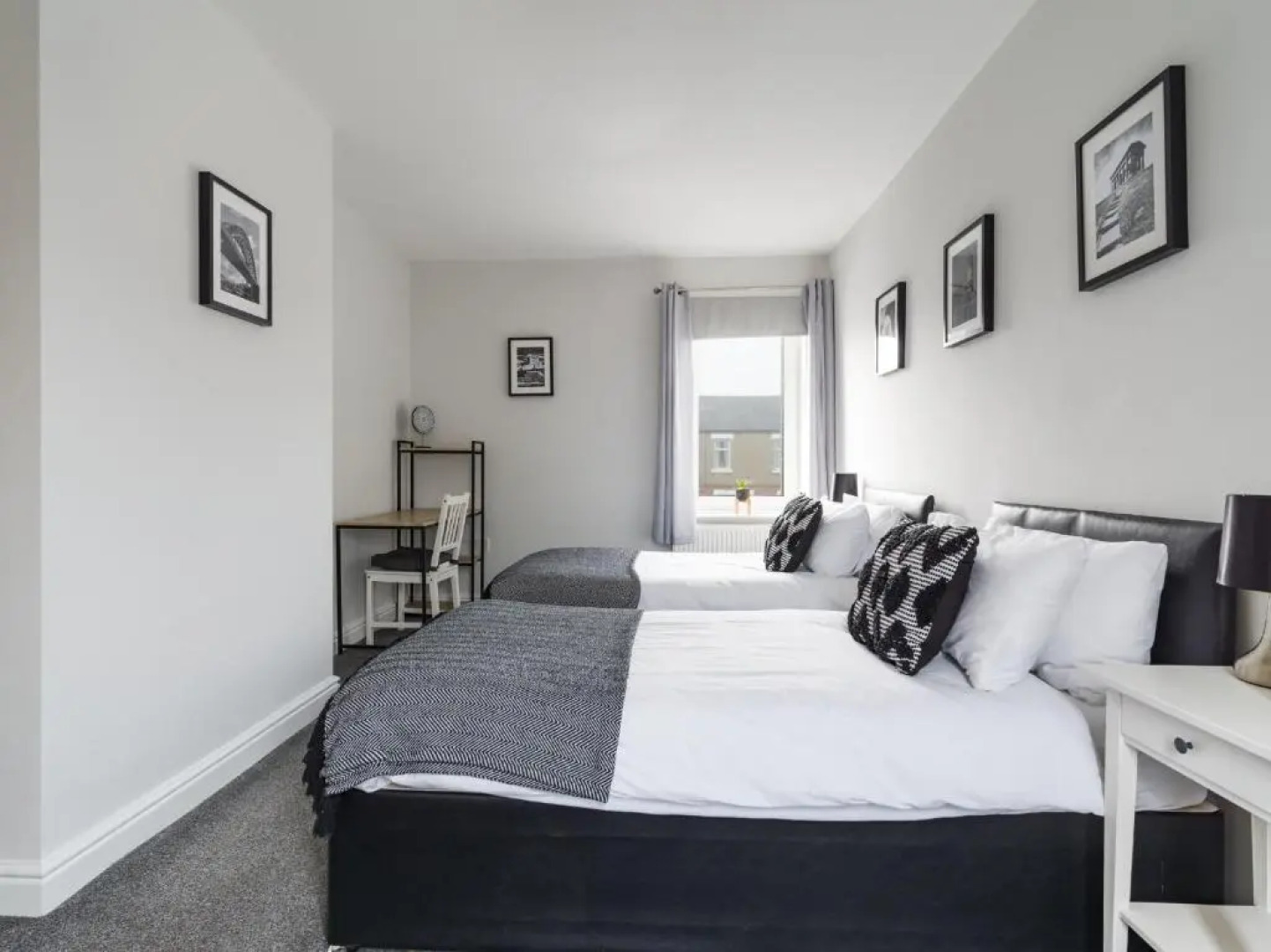 House - Sleeps 4 - Pet Friendly - Parking - Garden