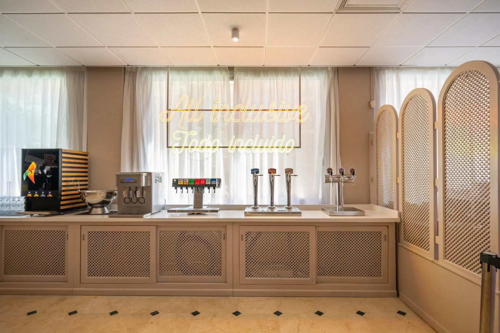 Hotel Parasol by Dorobe