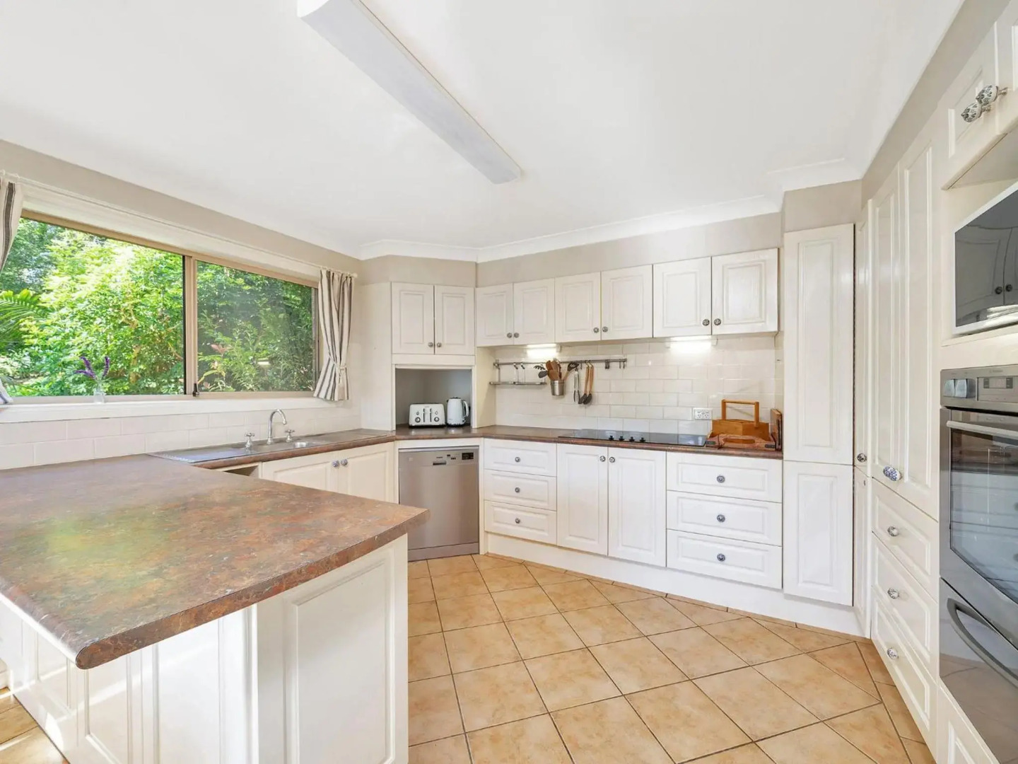 A 7 minute stroll to Greenfield Beach and White Sands Walk