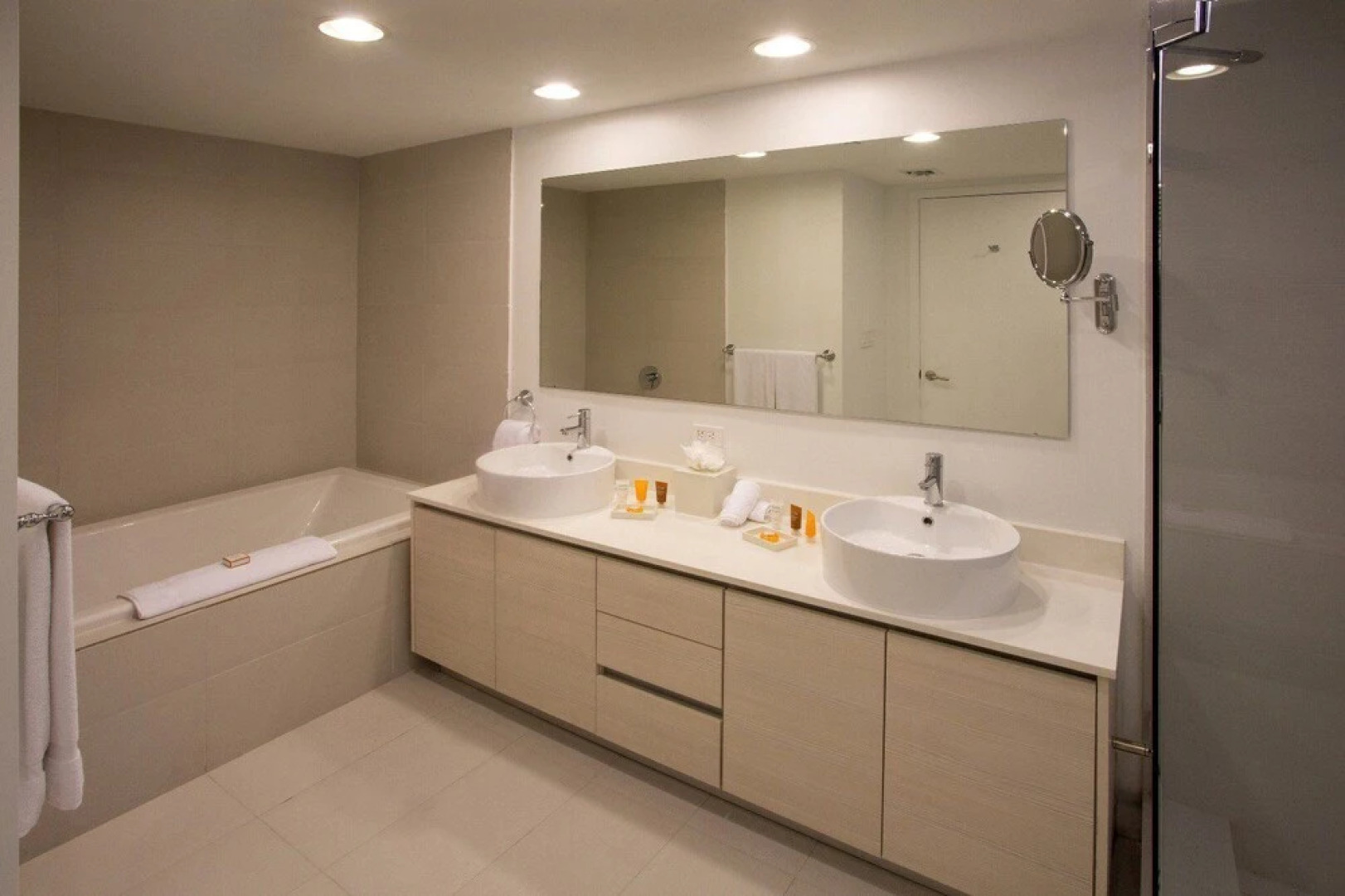 Stunning Bay Front 3 Bed Private Floor Apt 2001 @ BW Resort Miami