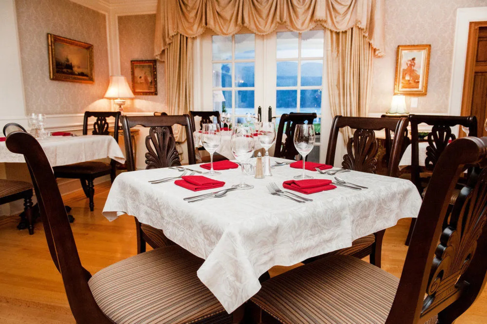 Rowena's Inn On The River