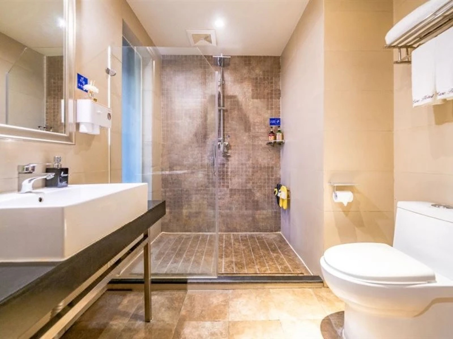 逸居酒店(遵义会址沃尔玛店)