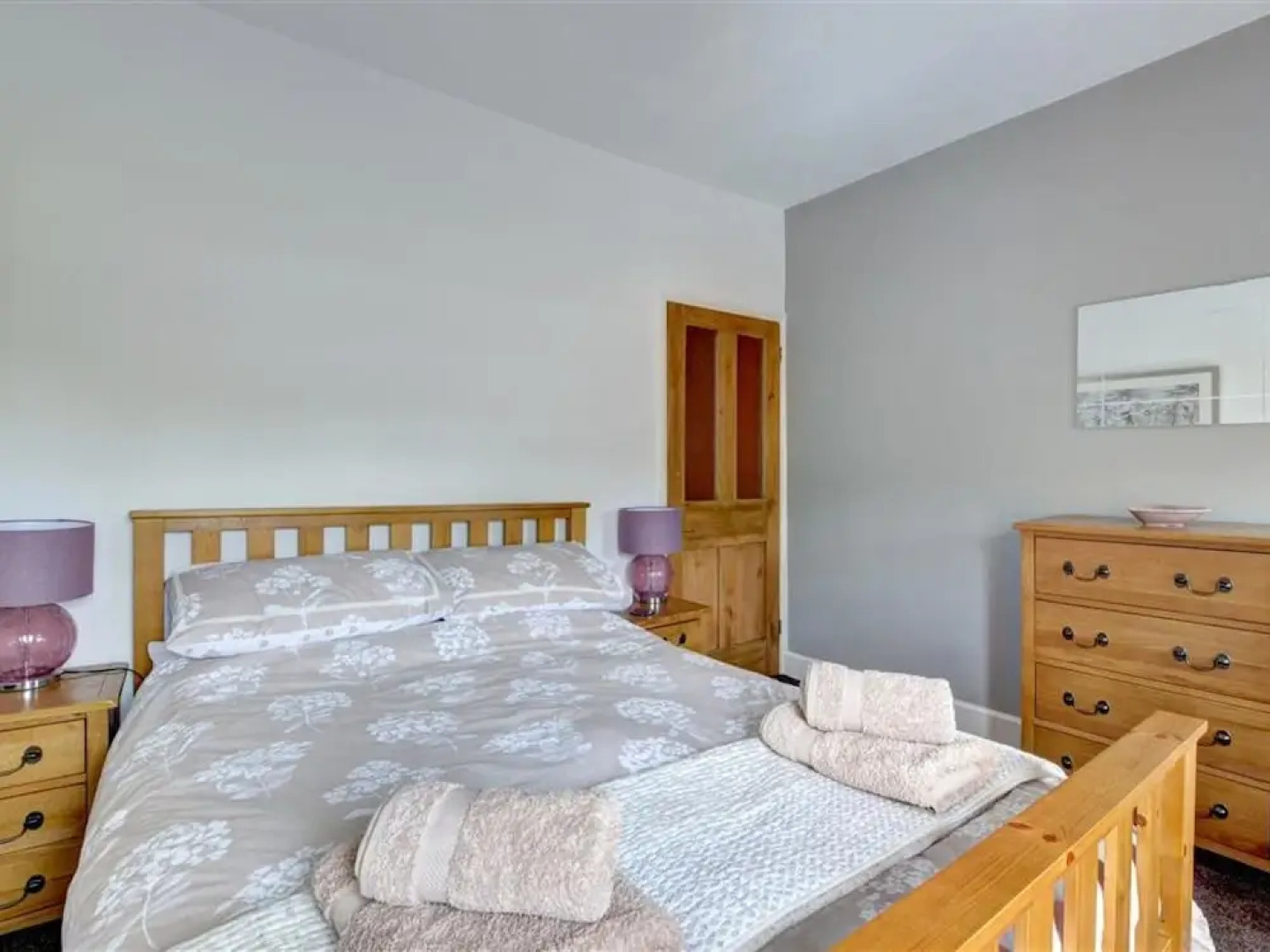 Spacious Holiday Home With Lovely Garden, Ideal Location in South Wales