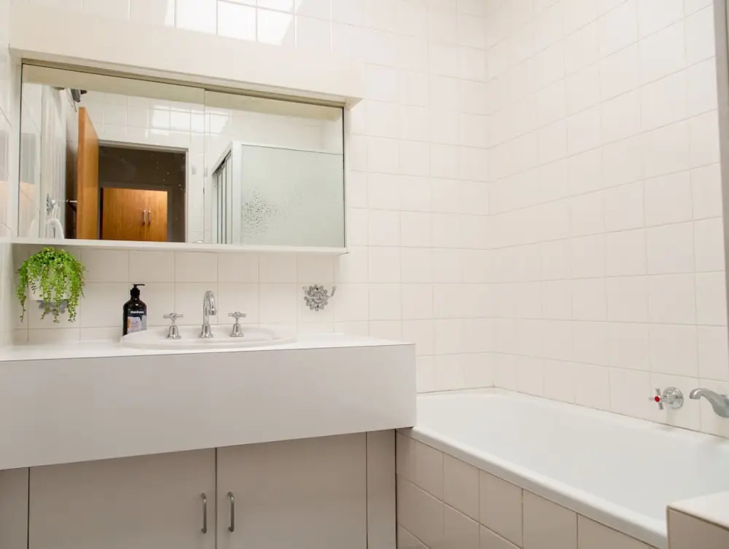 Two Bedroom Gem, Short Drive to MONA