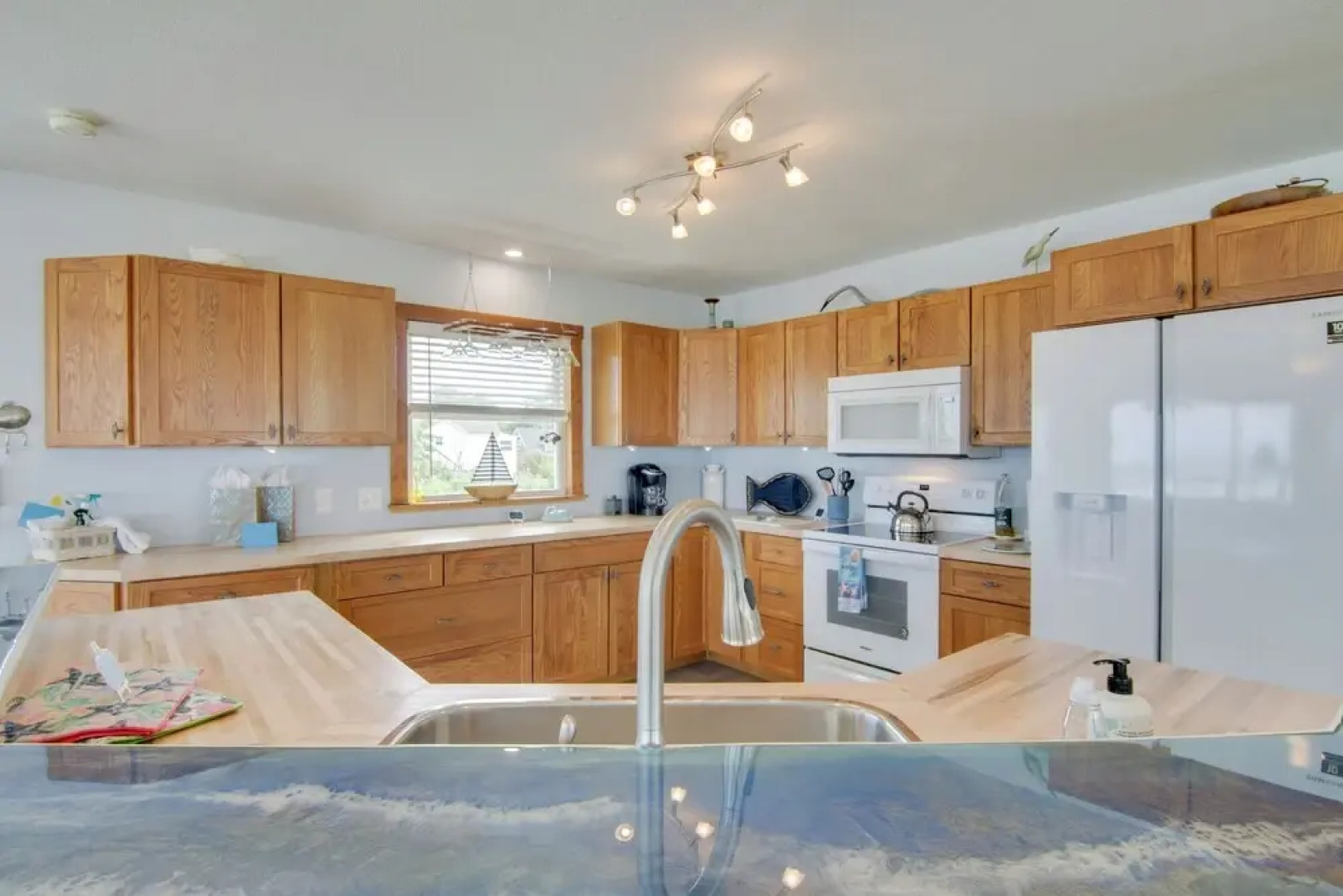 Bayfront Chincoteague Getaway w/ Fire Pit!