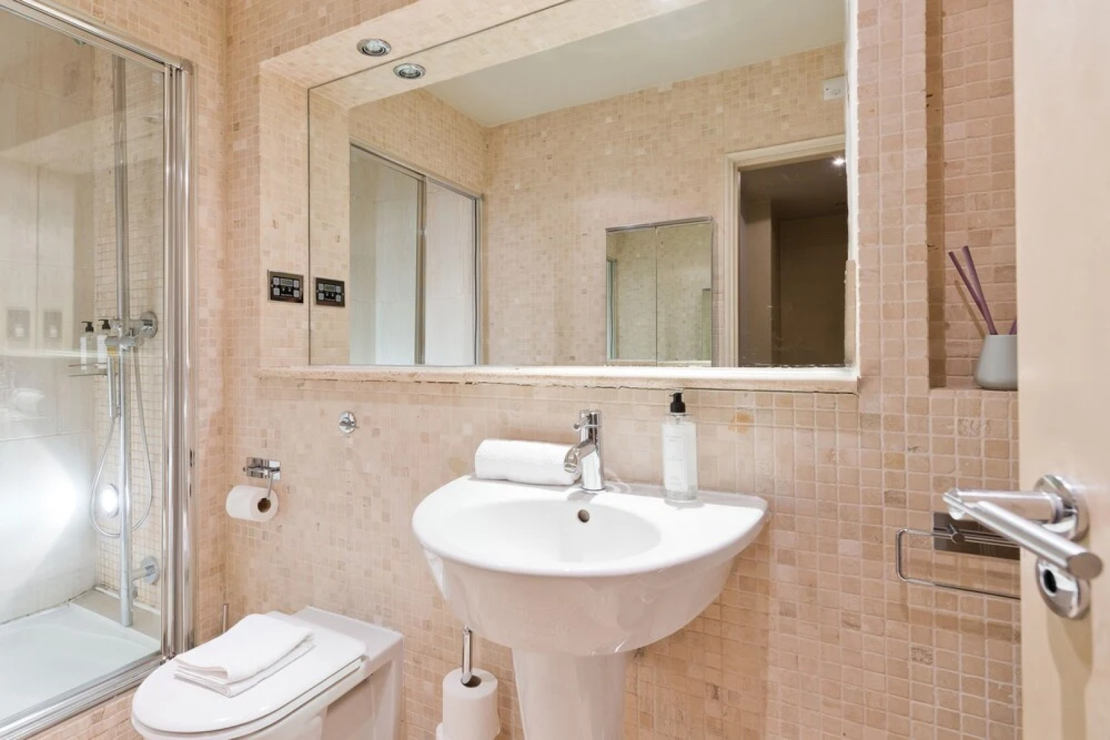 The Oscar Wilde Suite by 5STARSTAY