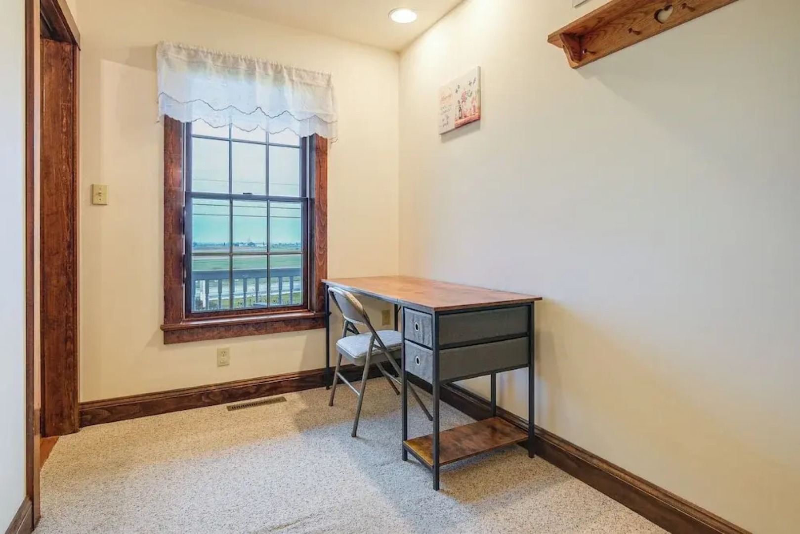 4 Mi to the Amish Village: Spacious Home w/ Deck!
