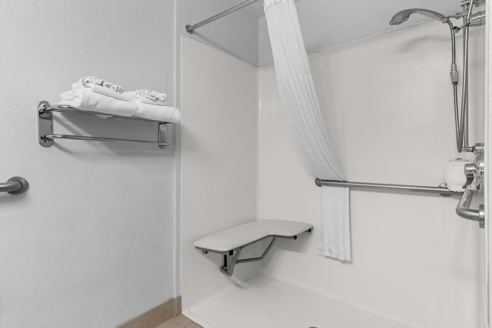 Comfort Inn & Suites near Tinley Park Amphitheater