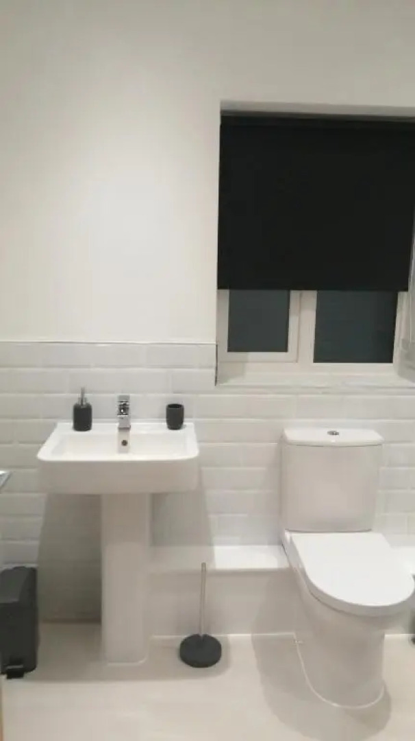 1 Bed Apartment Sleeps 2 - Parking & Wifi