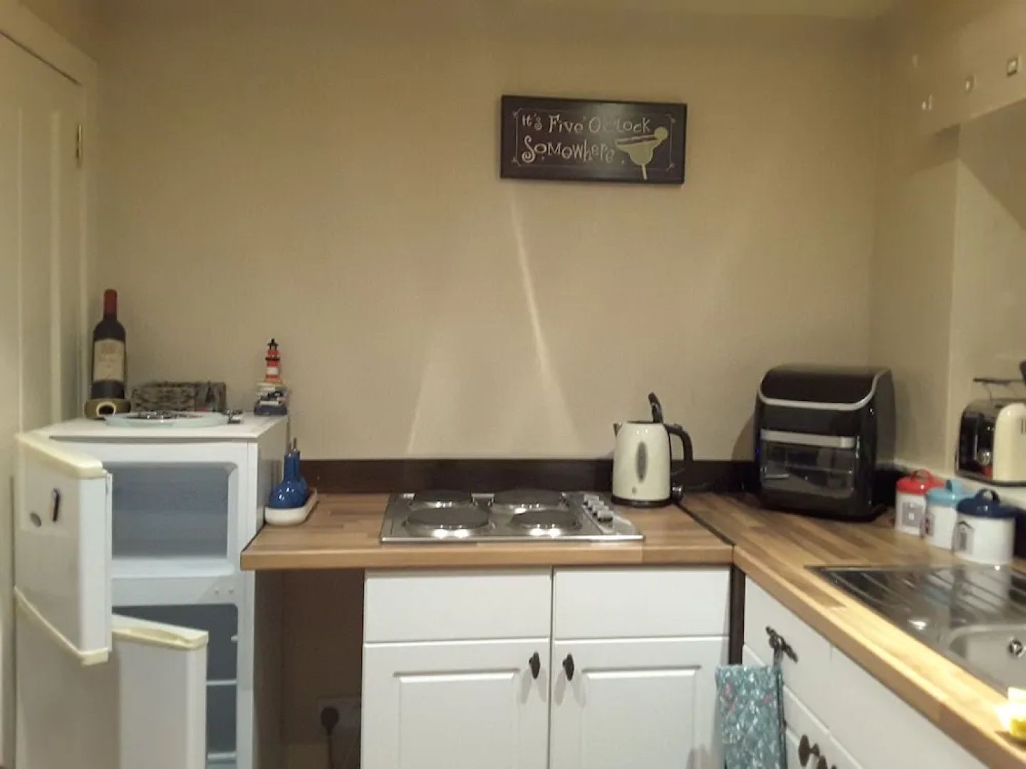 2 Bed Apartment 2 Mins Walk Away From the Beach!
