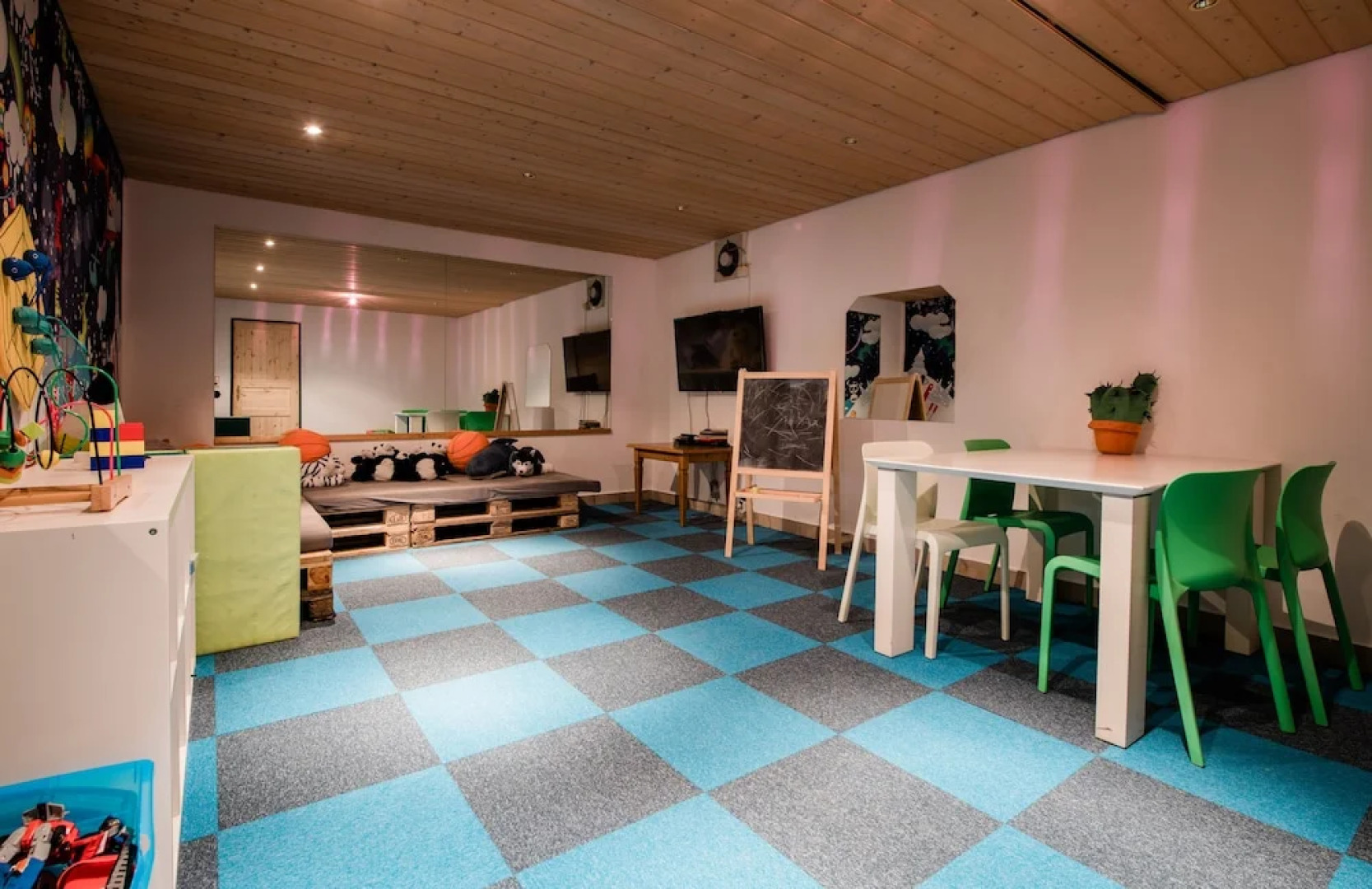 Hotel Rothirsch by Skinetworks