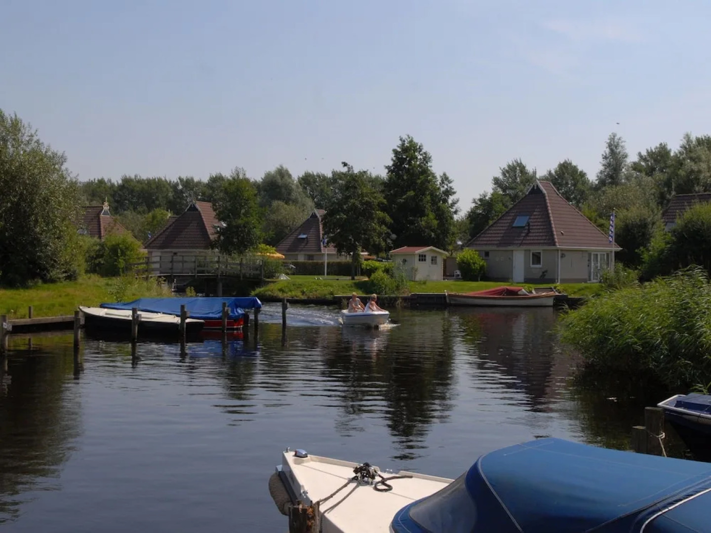 Detached bungalow with whirlpool and solarium, in nature