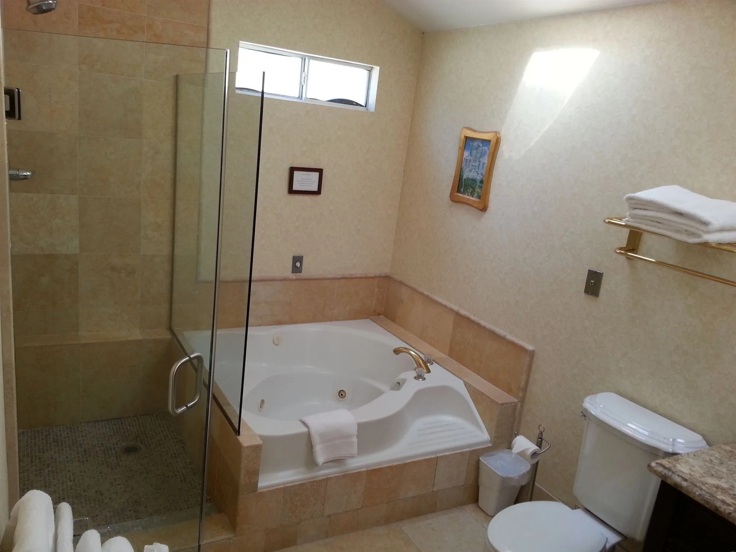 Vendange Carmel Inn & Suites
