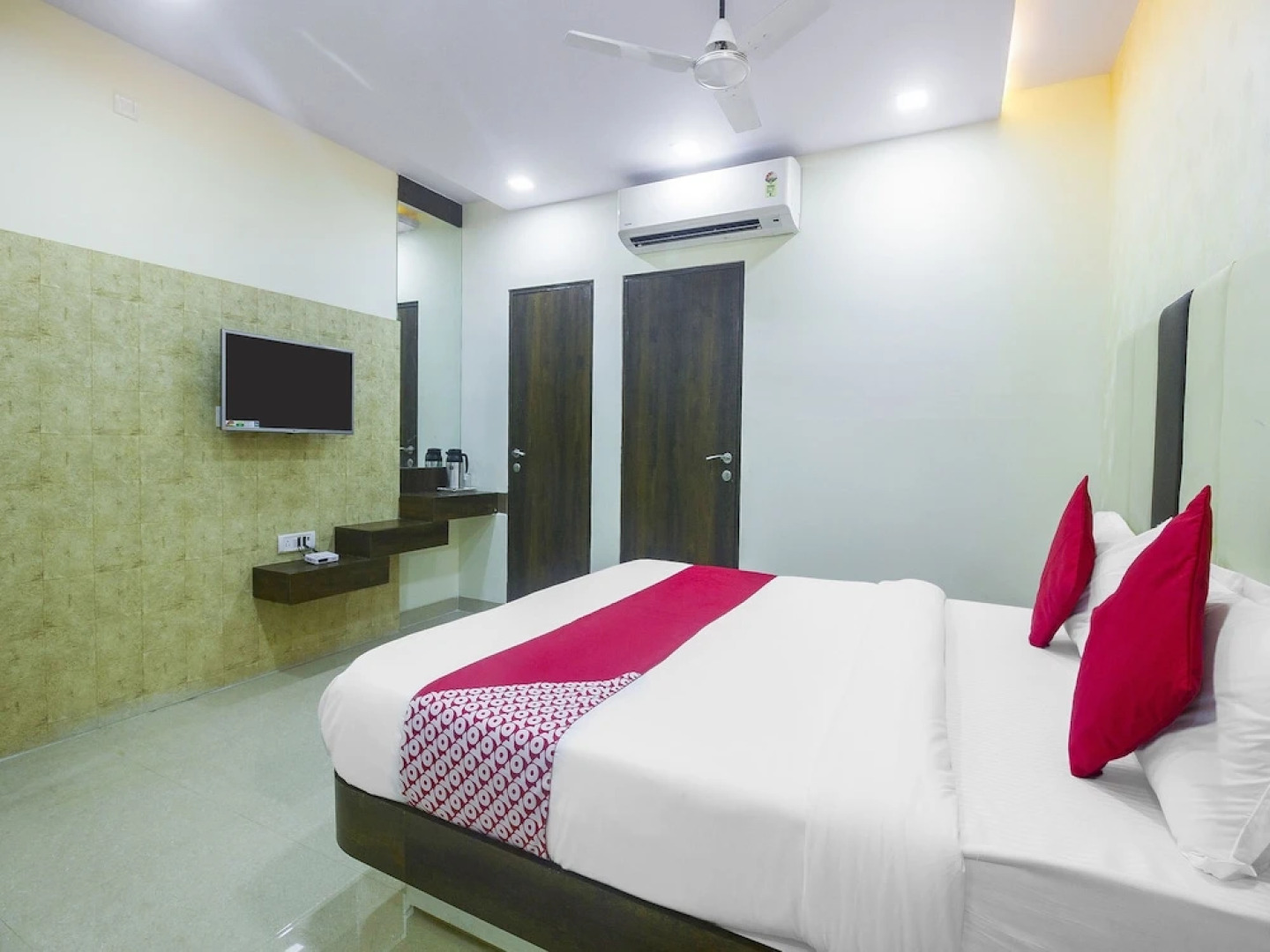 OYO 15982 Hotel Samrat Palace