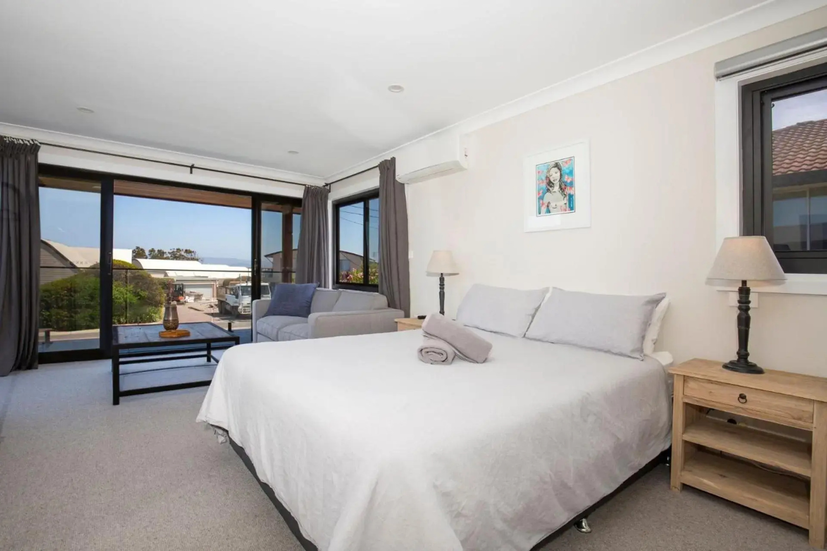 Seaview - Pet Friendly with Stunning Views - 1 Min to Beach