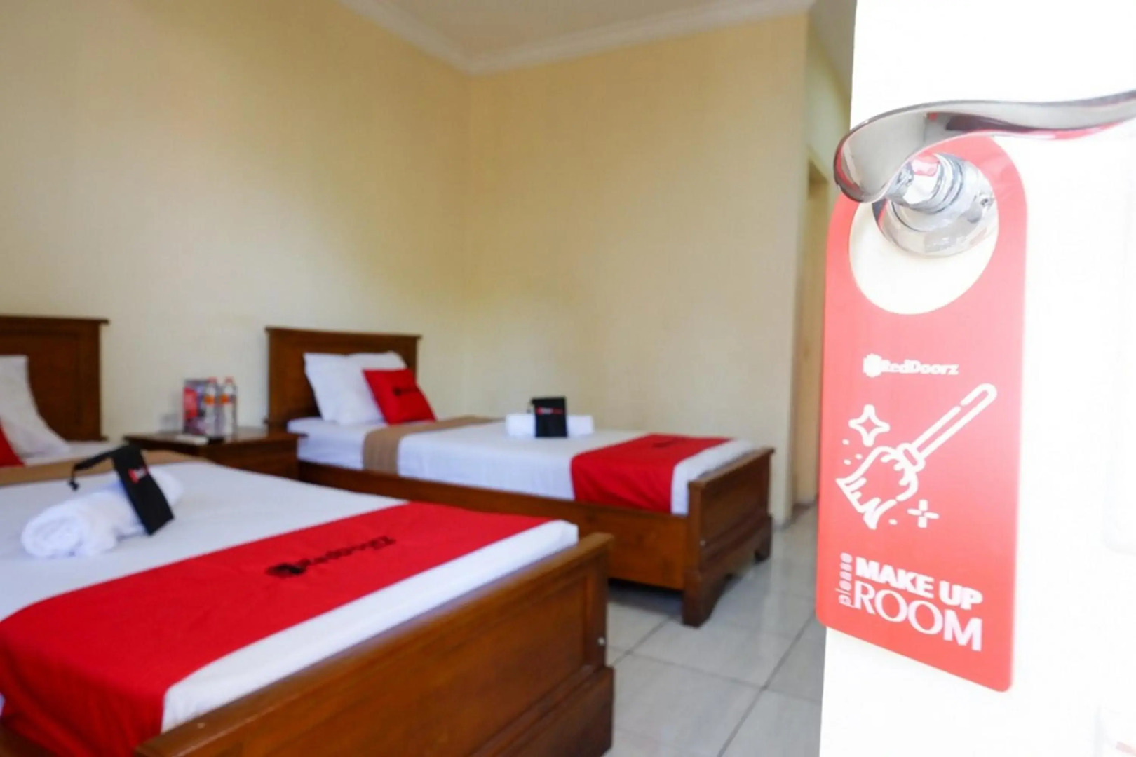 RedDoorz Plus near Stadion Wijaya Kusuma