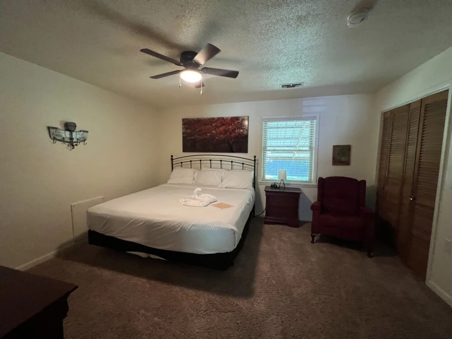 Two bedroom House with fenced in yard, covered patio area, located at the Joplin Inn at the entrance to Mountain Harbor, just 1 1/2 miles from Lake Ouachita. by RedAwning