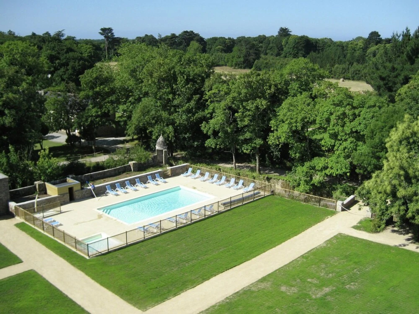 Nice Apartment in a Castle not far From the Breton Beaches