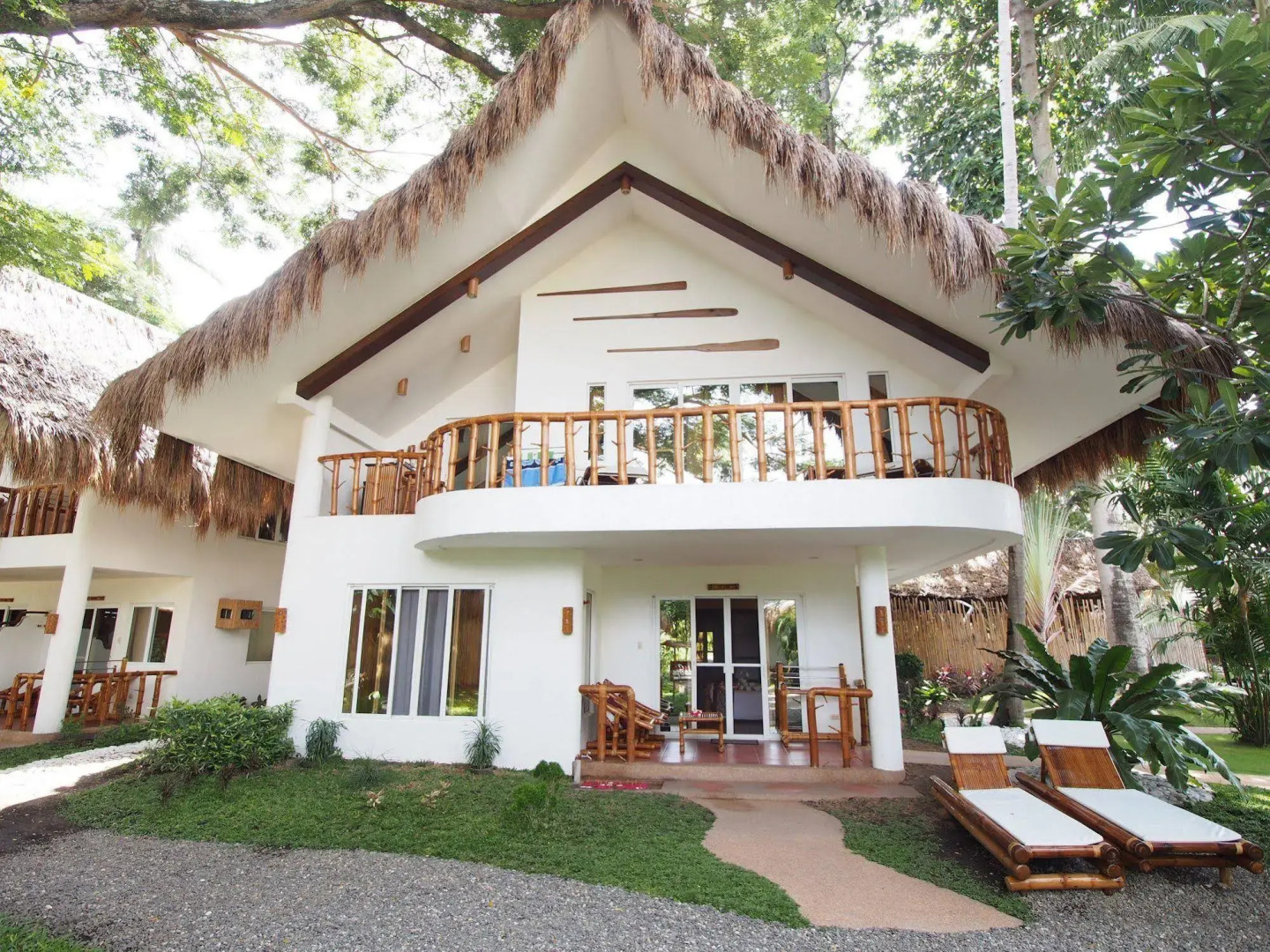 Pura Vida Beach & Dive Resort