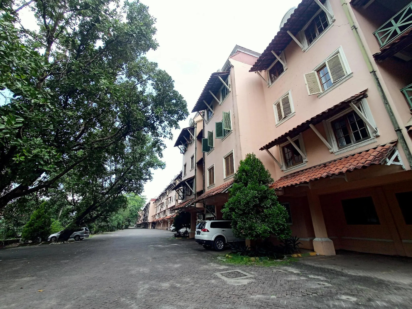 Condominium Lippo Carita by Eneng