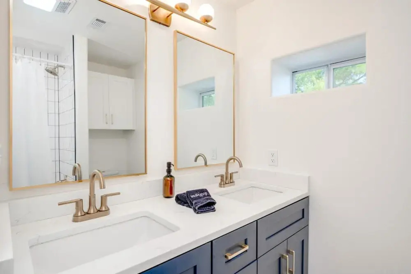 Modern 3 2 two Kings hot tub Fire pit 16min to Wine Trail Nearby Pickleball Courts Pools