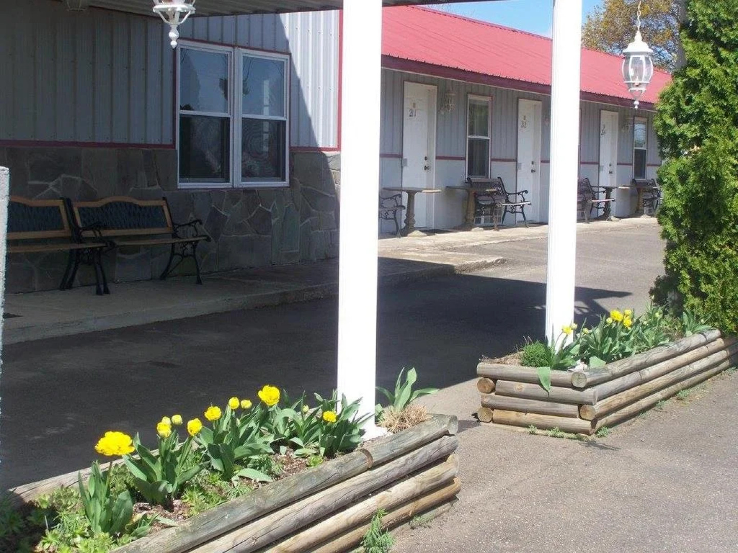 Golden Knight Inn and Suites