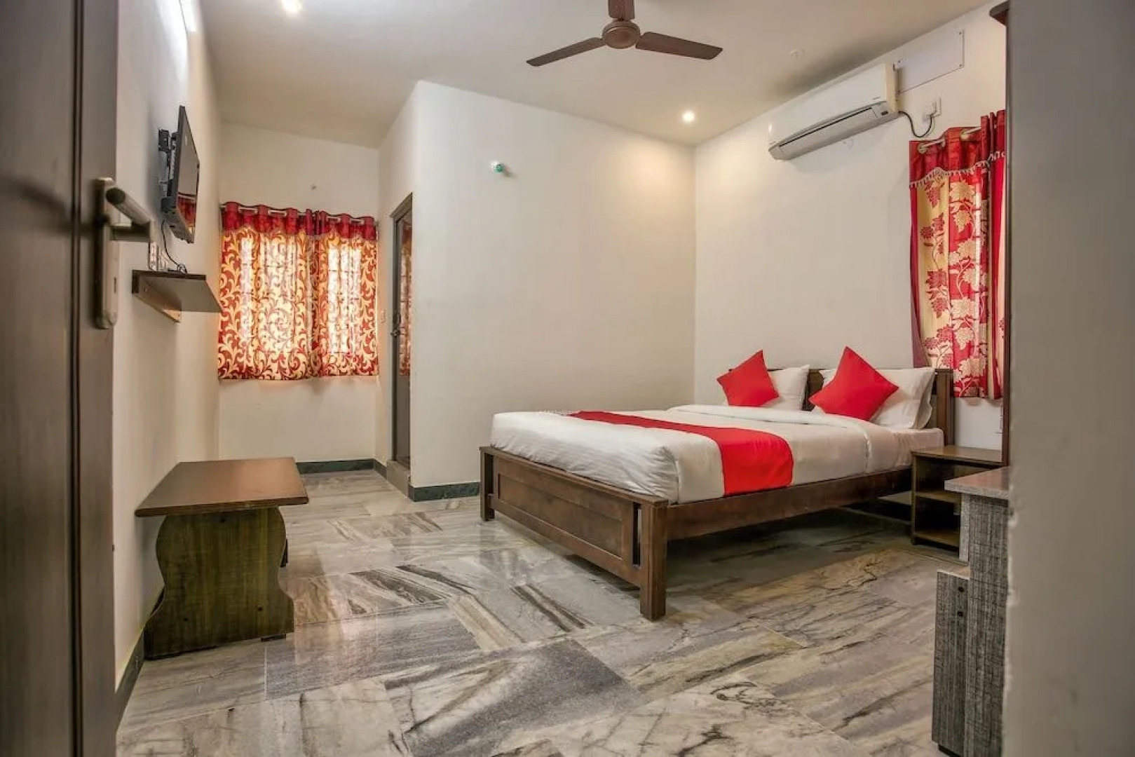 OYO 35931 Leo's Home Stay