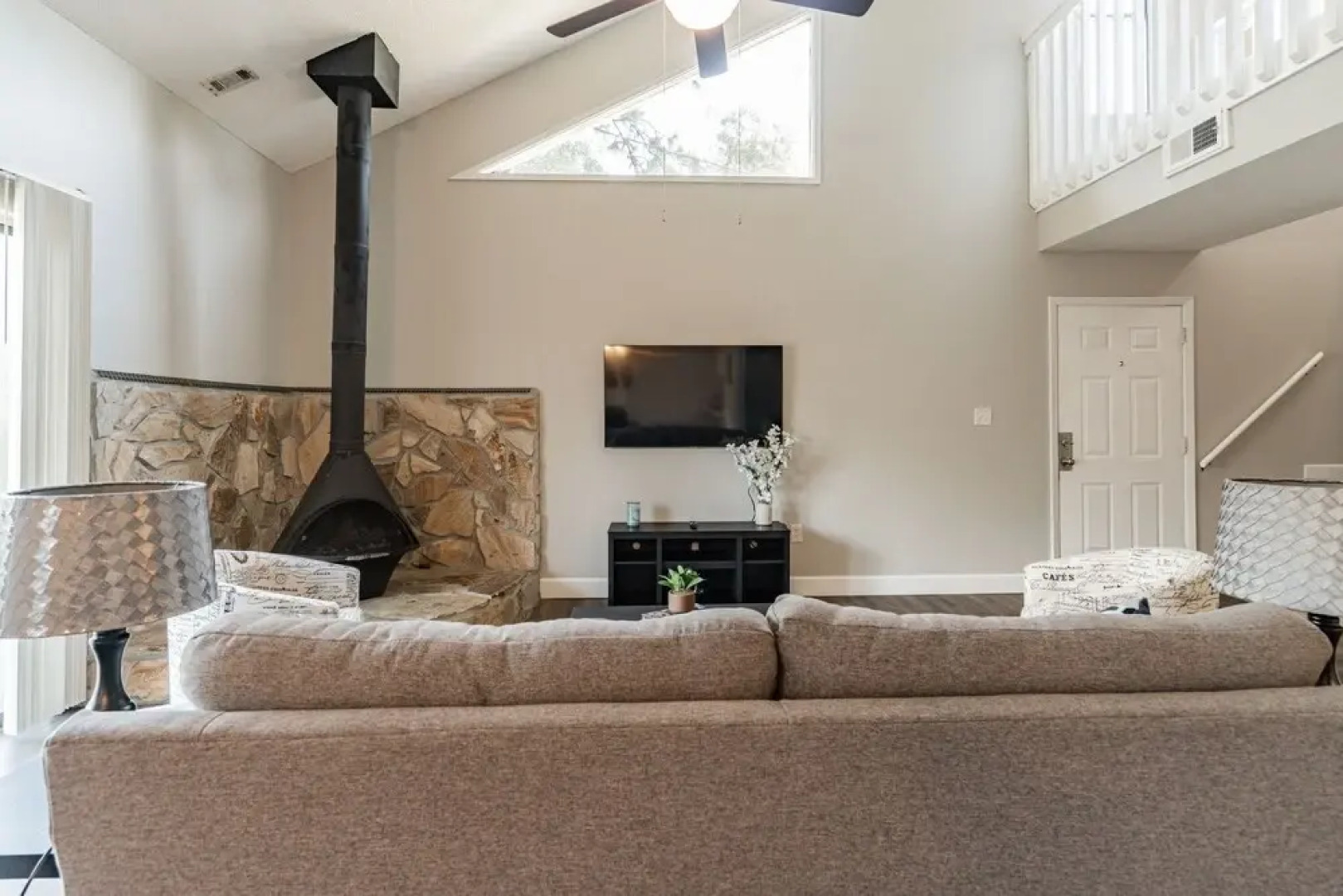 Eagles Nest 2 Bedroom Townhouse by Redawning