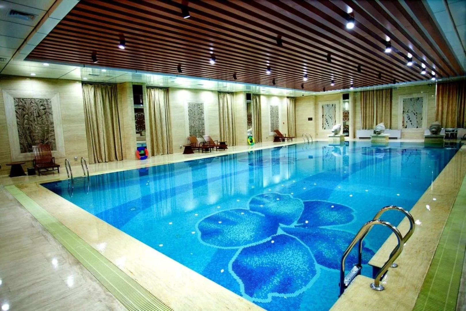 Grand Metropark Hotel Violet Swan