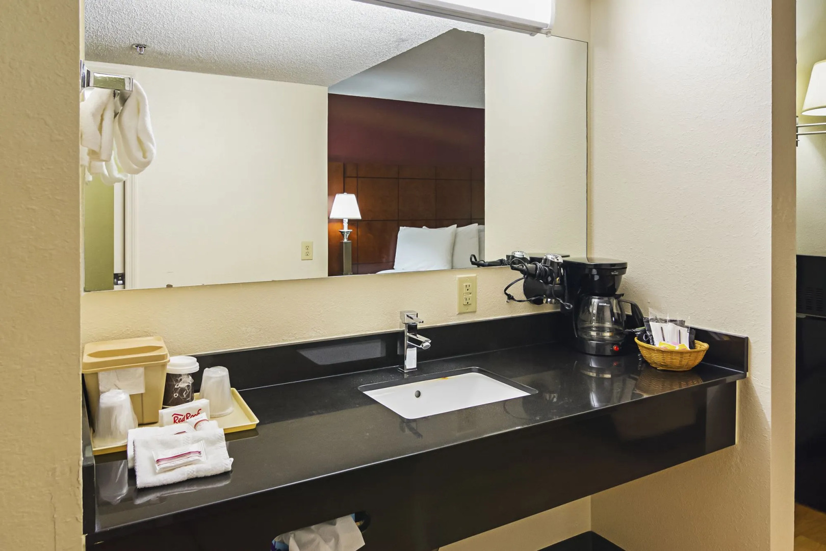 Red Roof Inn & Suites Fayetteville - Fort Bragg