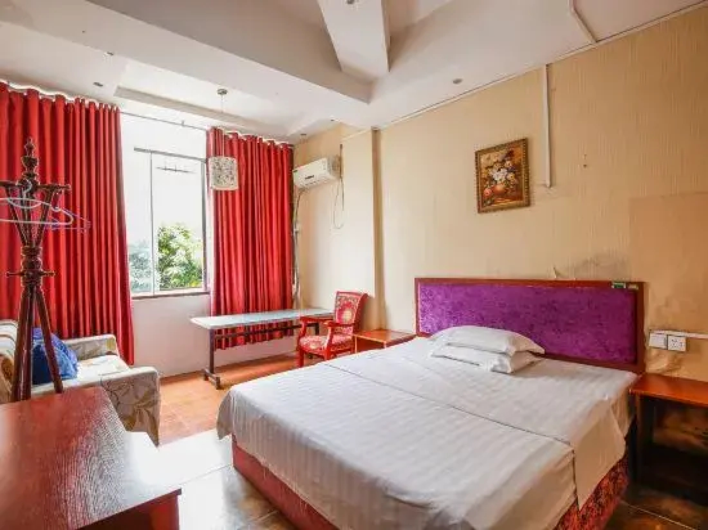 Yuechi Famous City Hotel