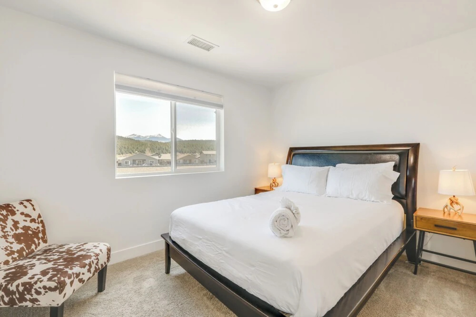 Spacious Bellemont Cabin w/ Jacuzzi + Mtn View!