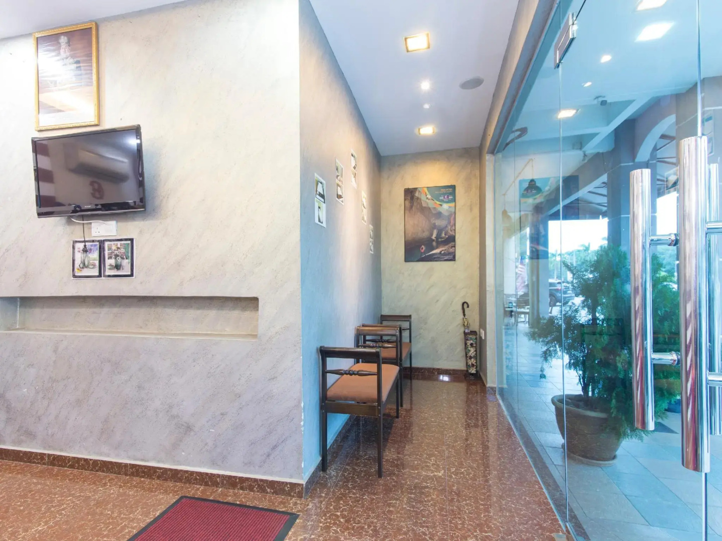 OYO 445 Charisma Hotel