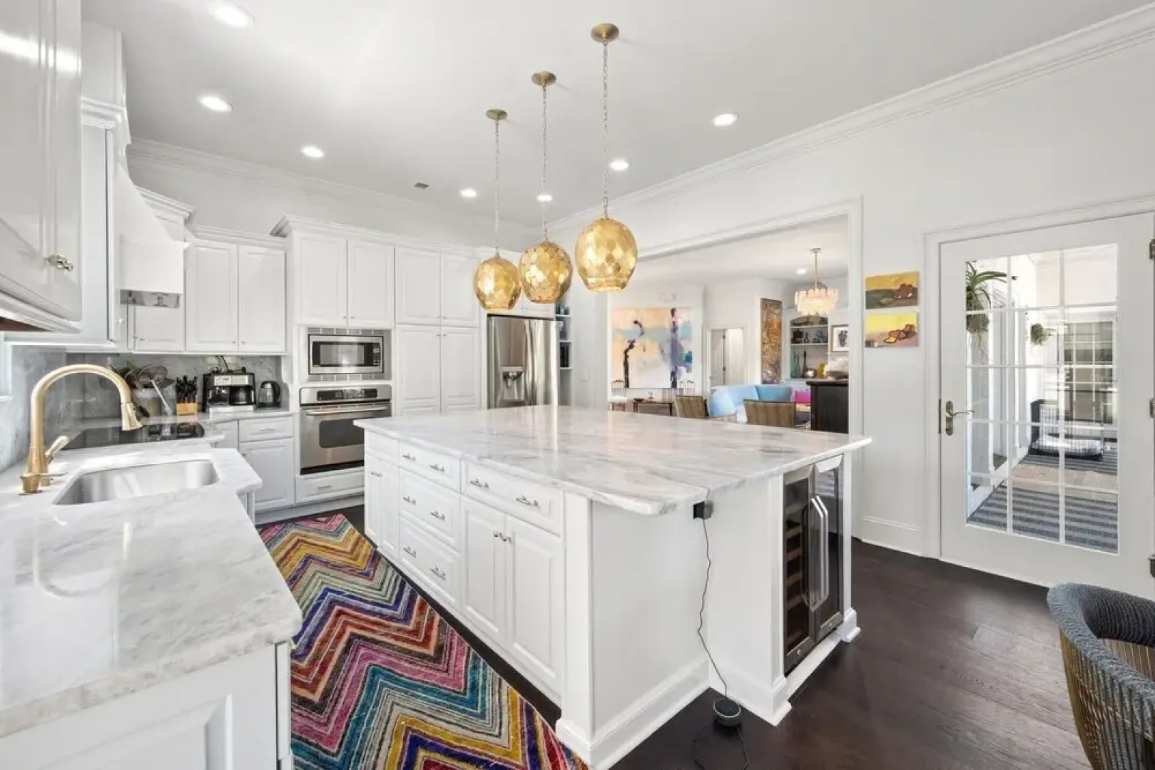 4 bedroom, 4.5 bath overlooking the pond, private pool! The White House 4 Home