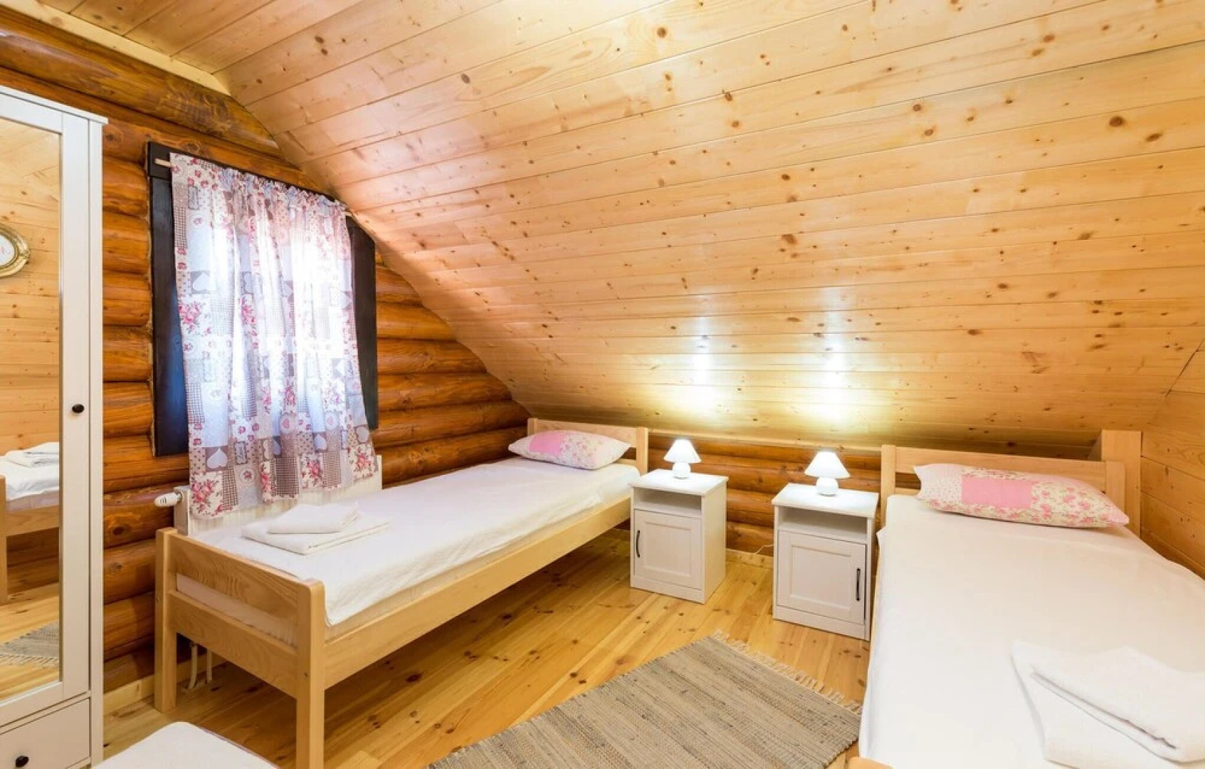 Awesome Home in Otocac With 4 Bedrooms and Wifi