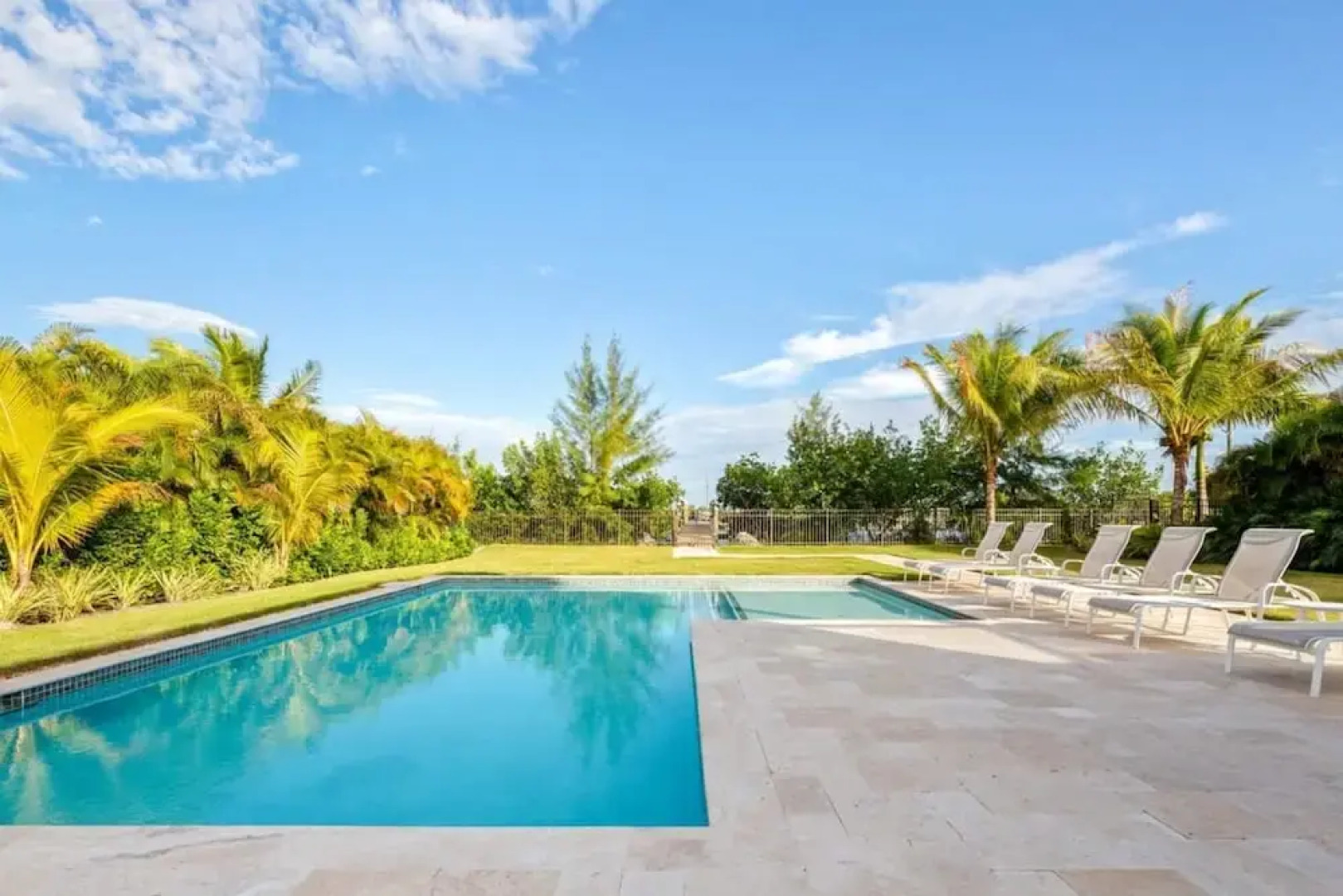 Mirador House by Brightwild Pool Dock