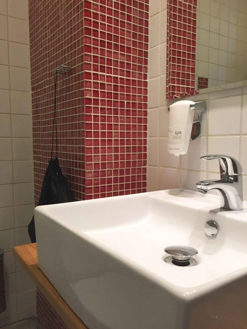 Adels Lågprishotell