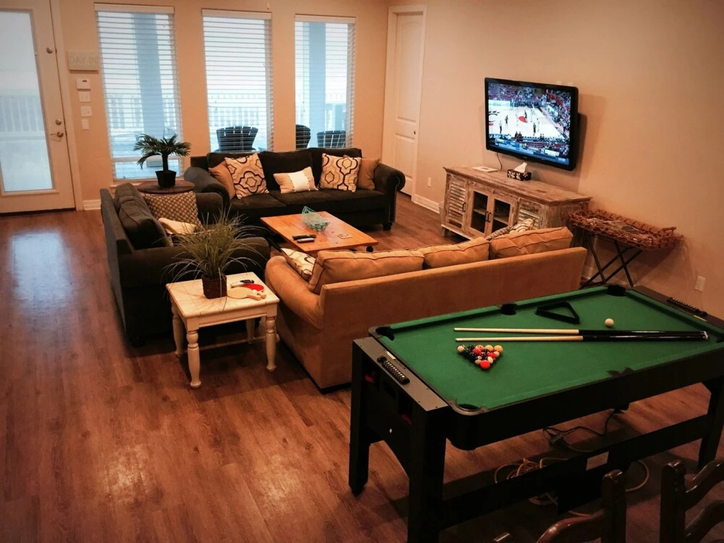 Surf And Sand 4 Bedroom Home by RedAwning