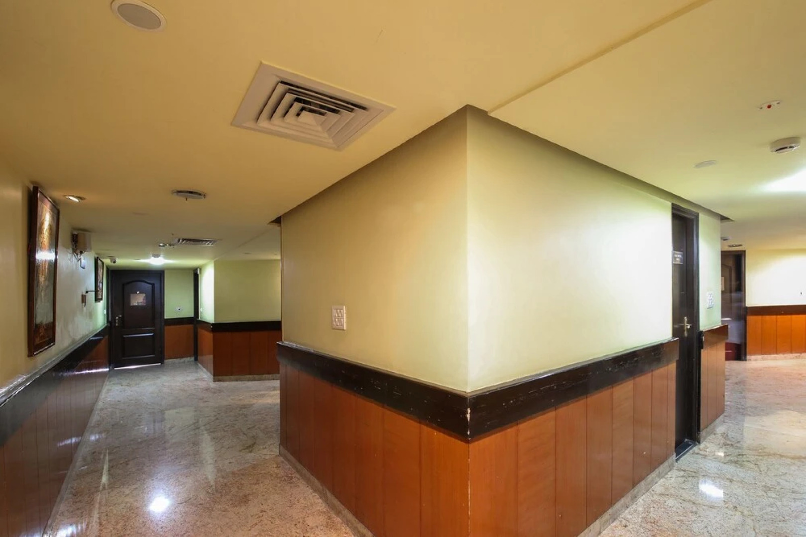 Capital O 18260 Hotel Crystal Park Inn