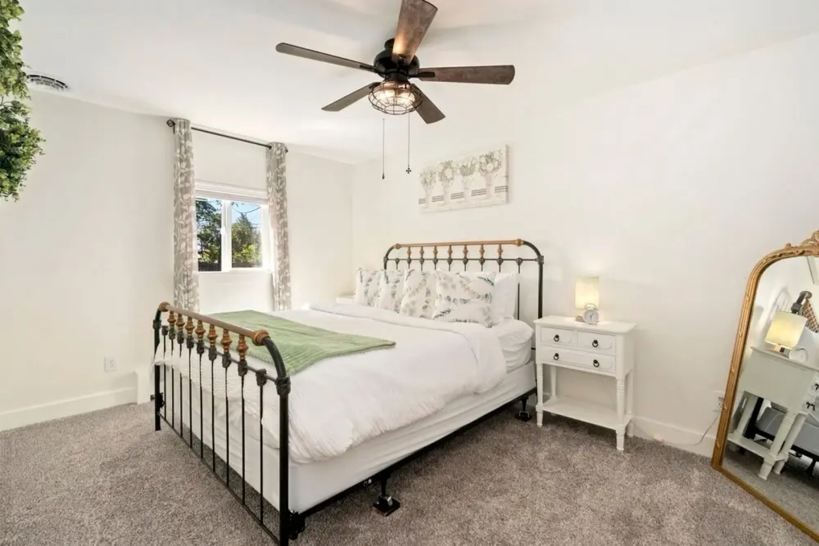 Windsor Farmhouse Family Fun, Yard & Fireplace