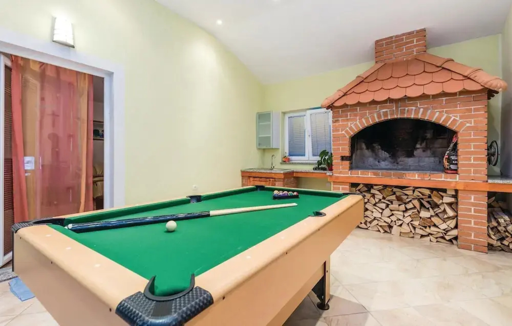 Amazing Home in Jurdani With Wifi and 4 Bedrooms